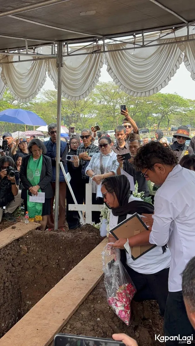 Istri Temon menaburkan bunga