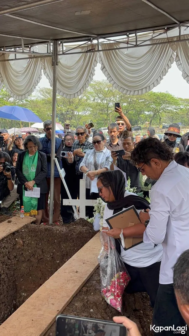 Istri Temon menaburkan bunga