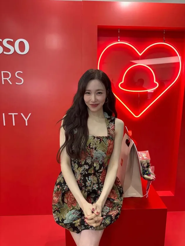 Tiffany Young SNSD Pakai Floral Dress