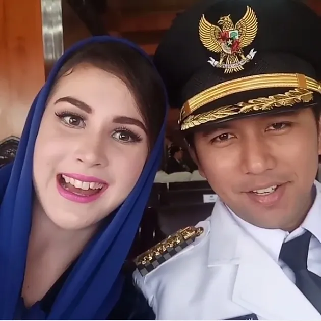 Arumi Bachsin menjalani hari-hari sebagai istri Bupati. Termasuk menemani sang suami dalam upacara perayaan kemerdekaan RI yang ke-71.