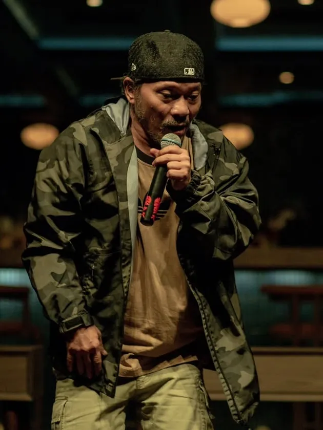 Iwa K Ngerap di atas panggung