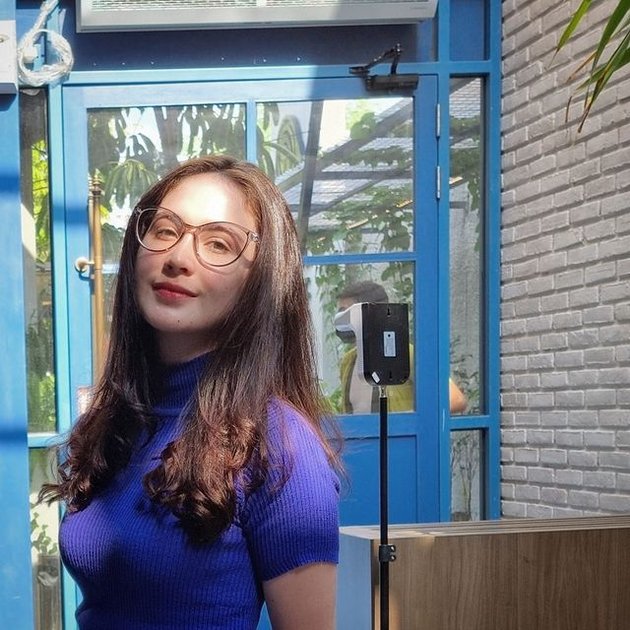 Biasanya tampil dengan gaya yang lebih resmi, Arumi Bachsin beberapa kali sempat tunjukkan look berbeda. Gaya kasual yang bikin dirinya tampil bak influencer kekinian!
