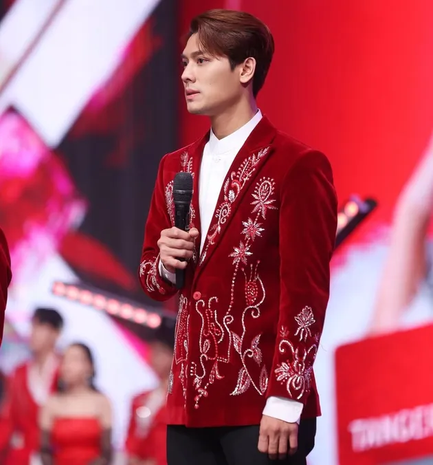 Rizky Billar pakai jas merah