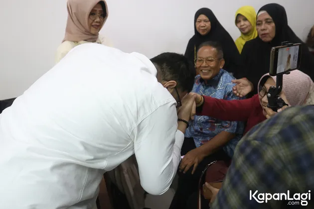 Ammar Zoni cium tangan keluarga