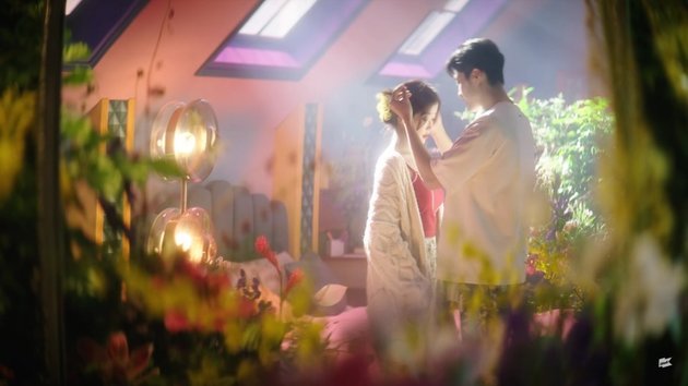 Tepat tanggal 16 Oktober kemarin penyanyi solo IU merilis MV teaser dari single terbarunya STRAWBERRY MOON. 