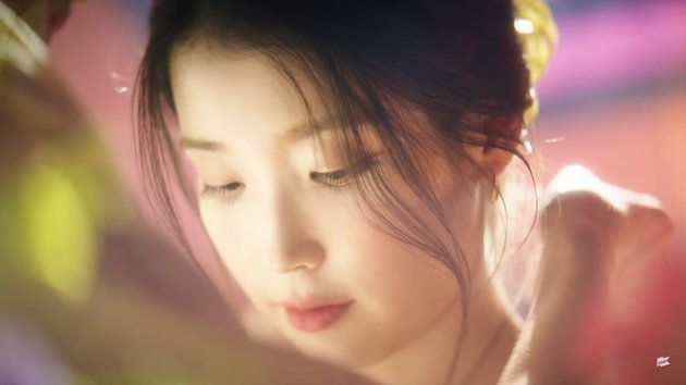 IU Showcases Dreamy and Fantasy Concept, Fans Say 'STRAWBERRY MOON' Song Will Be as Sweet as Its Title! Check Out the Teaser 