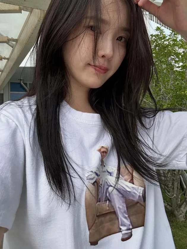 IU dengan rambut tergerai