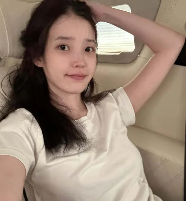 IU selfie di dalam mobil