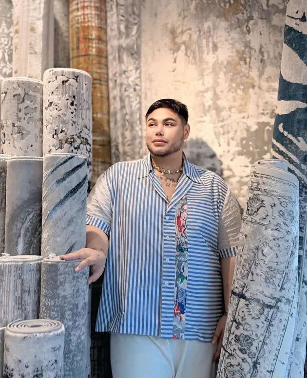 Ivan Gunawan di toko karpet