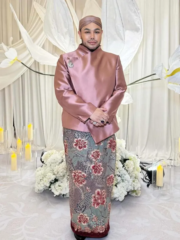 Ivan Gunawan Pakai Beskap Pink