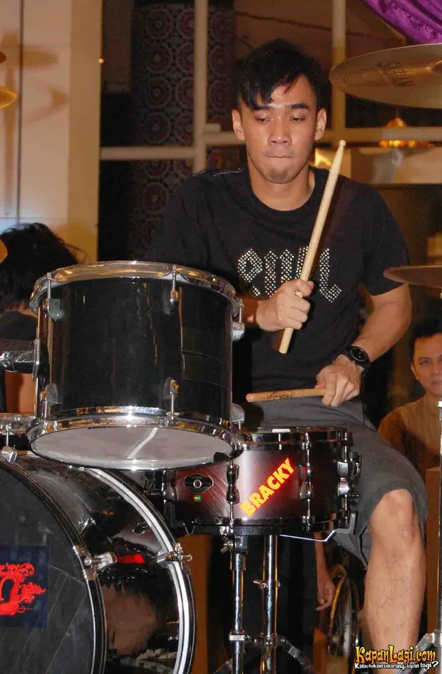 Ikmal Tobing / Bracky Band 