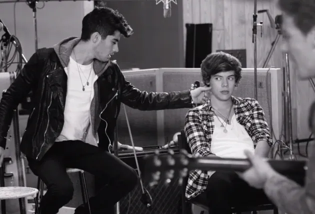 Pria menyentuh pipi pria lainnya adalah momen yang jarang ditemukan. Apalagi menyentuh dengan lembut seperti yang dilakukan Zayn pada Harry.