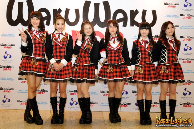 Tentu saja ia tak sendirian, Melody dan kawan-kawan ikut menemaninya mewakili JKT48 menjalani jumpa pers.