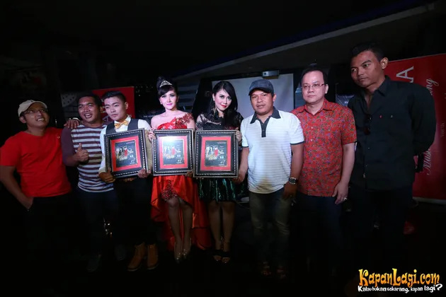 Yup, melalui ajang Wali Cari Idola Rock n Dut, terpilihlah tiga pemenang yang bakal mendapat kesempatan rekaman di Nagaswara.
