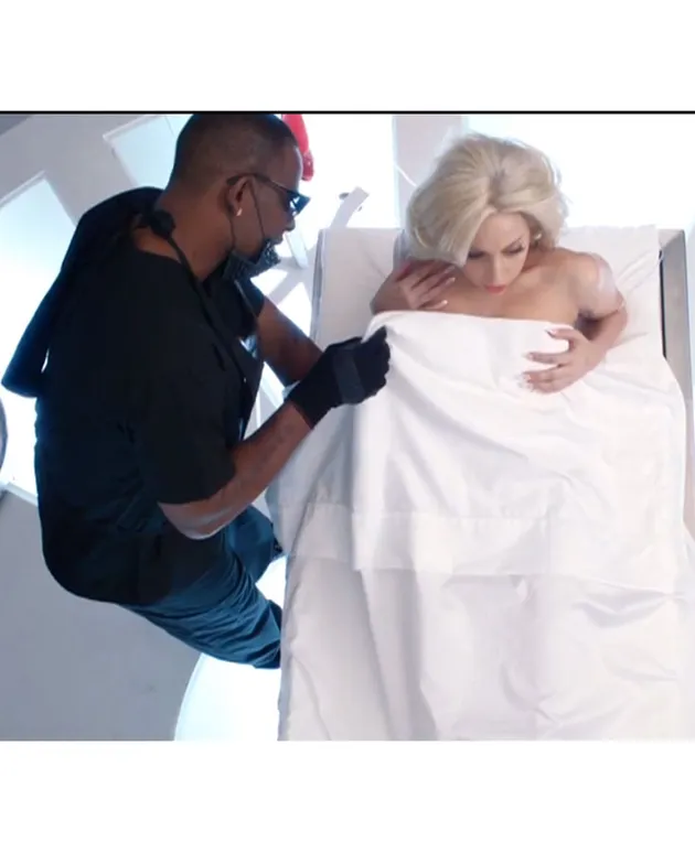 R Kelly berperan sebagai dokter yang ingin menyembuhkan Gaga.