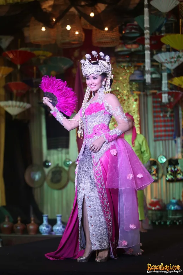 INSPIRASI KEBAYA PERNIKAHAN MODERN DARI LAUDYA CYNTHIA 