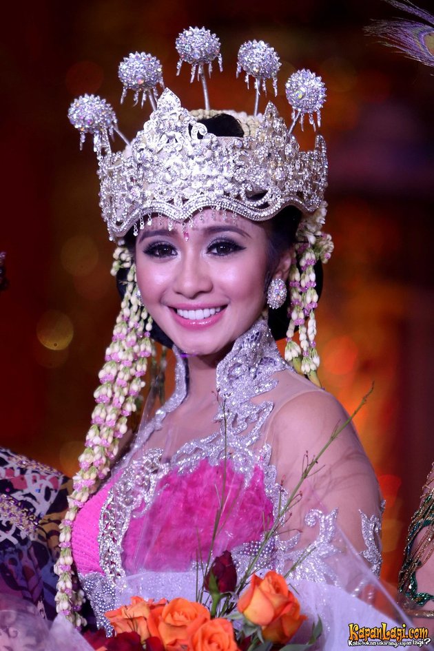 INSPIRASI KEBAYA PERNIKAHAN  MODERN DARI LAUDYA  CYNTHIA  