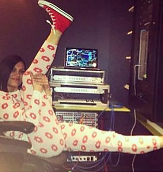 Jessie J menganggat salah satu kakinya sebagai awal melakukan stretching.