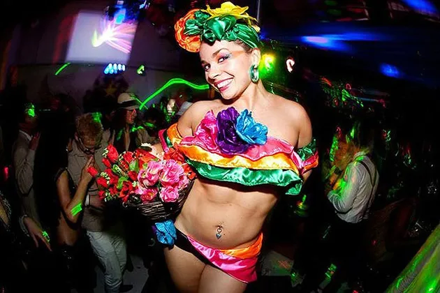 Inilah penari stripper yang memeriahkan pesta Harry. Ingin dia ada di pestamu?