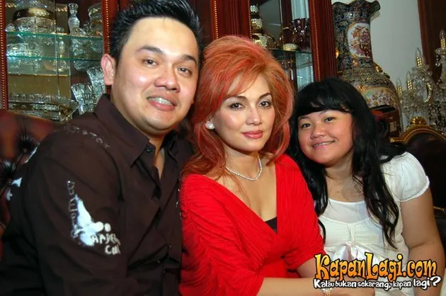 IRONIS - KOLEKSI FOTO MOMEN MESRA NIA DANIATI DAN FARHAT 