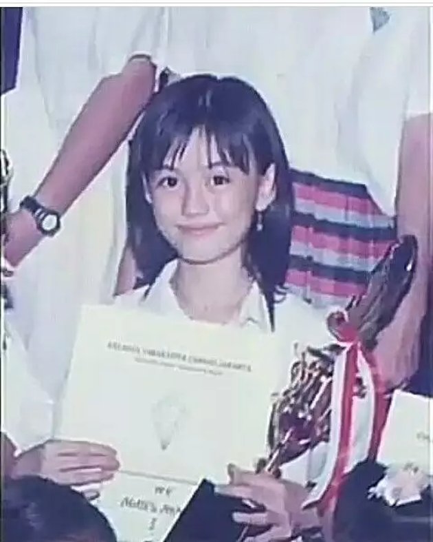 Being an Achieving Child Since Childhood, Here are 9 Old Photos of Celebrities Receiving Awards - So Adorable!