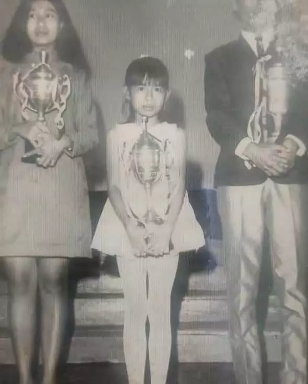 Being an Achieving Child Since Childhood, Here are 9 Old Photos of Celebrities Receiving Awards - So Adorable!