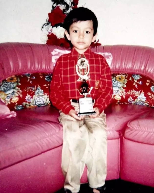 Being an Achieving Child Since Childhood, Here are 9 Old Photos of Celebrities Receiving Awards - So Adorable!