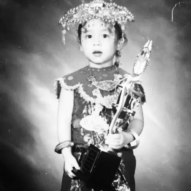 Being an Achieving Child Since Childhood, Here are 9 Old Photos of Celebrities Receiving Awards - So Adorable!