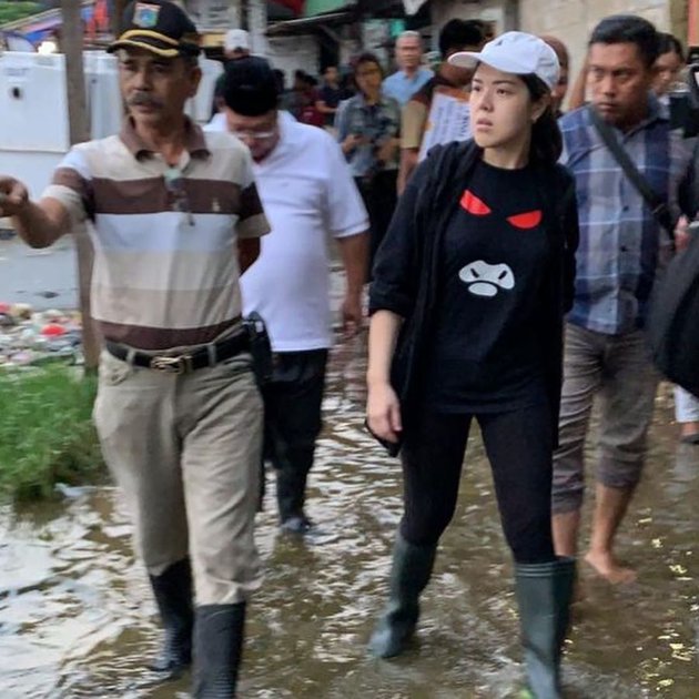 Being a Member of the Regional People's Representative Council, Here are 8 Photos of Tina Toon on Duty: Going Around - Inspecting Floods Using Flip Flops