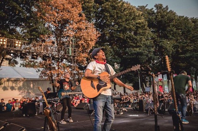 Becoming a Distinctive Character, Here are 11 Photos of Glenn Fredly with His Memorable Hat Style