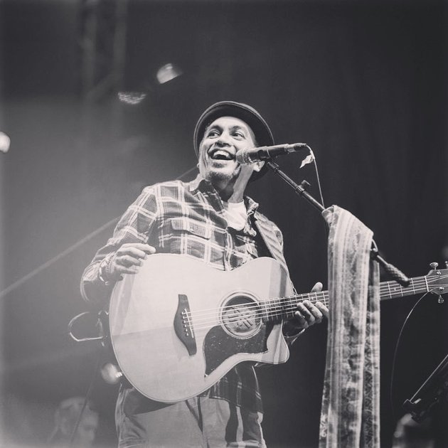 Becoming a Distinctive Character, Here are 11 Photos of Glenn Fredly with His Memorable Hat Style