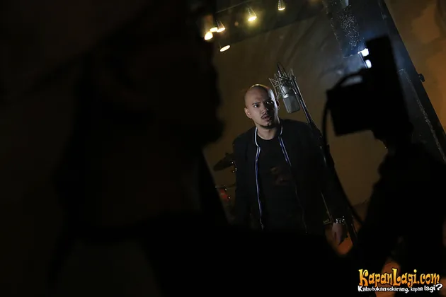 Husein Alatas menjadi pemeran utama dalam video klip keduanya pada tahun ini yang berjudul 'Menangis Tanpa Air Mata'.