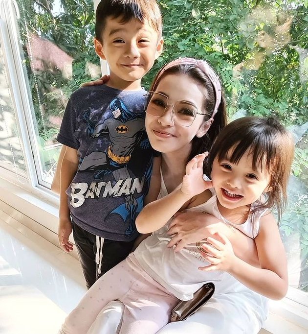 Being a Hot Mom, Here are 9 Photos of Maya Septha When Taking Care of Her Three Children