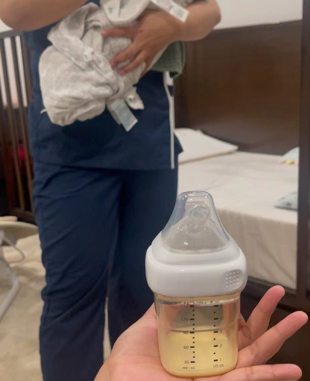Becoming a New Mother, Here's the Struggle of Angel Pieters in Providing Breast Milk for the Little One - Feeling Stressed When the Baby Keeps Crying