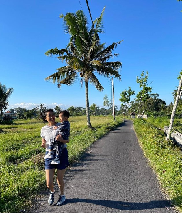 Being a Mother at the Age of 40, 9 Happy Pictures of Olivia Zalianty Taking Care of Her Child - Invited to Exercise and Shop at the Supermarket