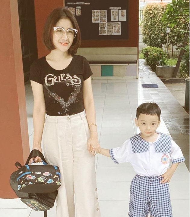 Being the Wife of a Police Officer, Peek at 10 Casual Style Portraits of Uut Permatasari While Taking Care of Her Child