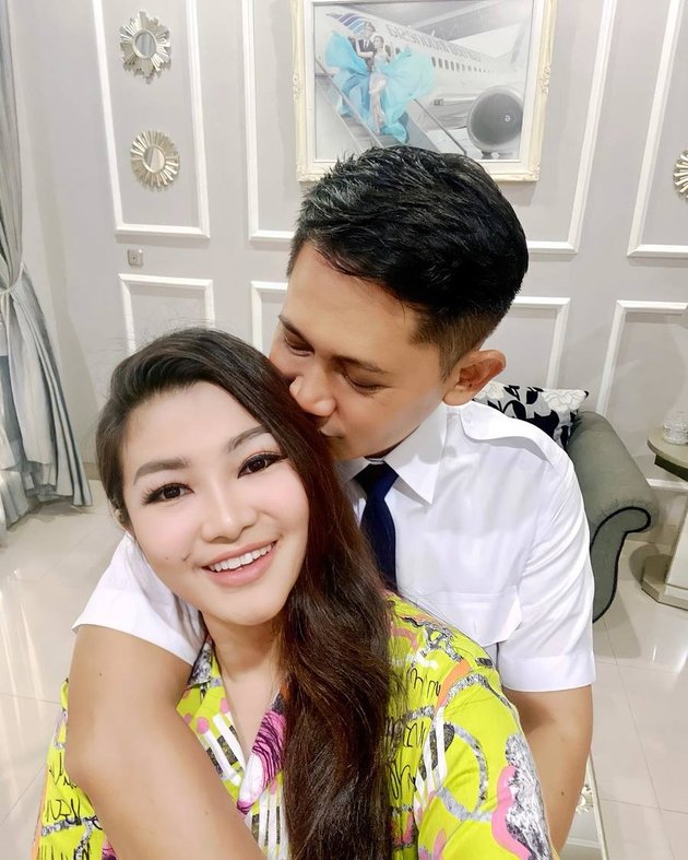 Jadi Istri Pilot 8 Potret Fitri Carlina Dan Suami Yang Makin Mesra Di