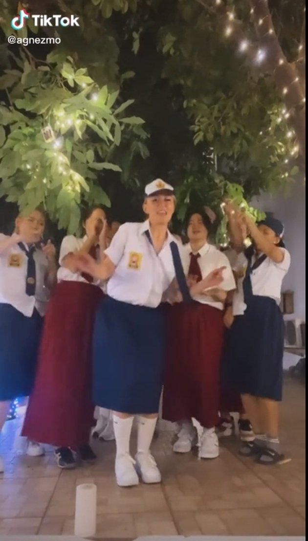 Becoming the Leader of a Gang, Agnez Mo's Portrait Dancing in School Uniform - Netizens: Reminds Us of Early Marriage