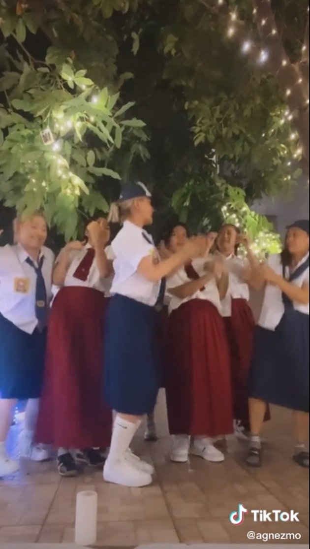Becoming the Leader of a Gang, Agnez Mo's Portrait Dancing in School Uniform - Netizens: Reminds Us of Early Marriage