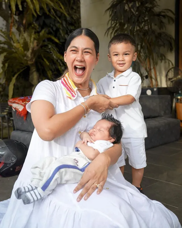 Paula Verhoeven momong anak kenzo kiano