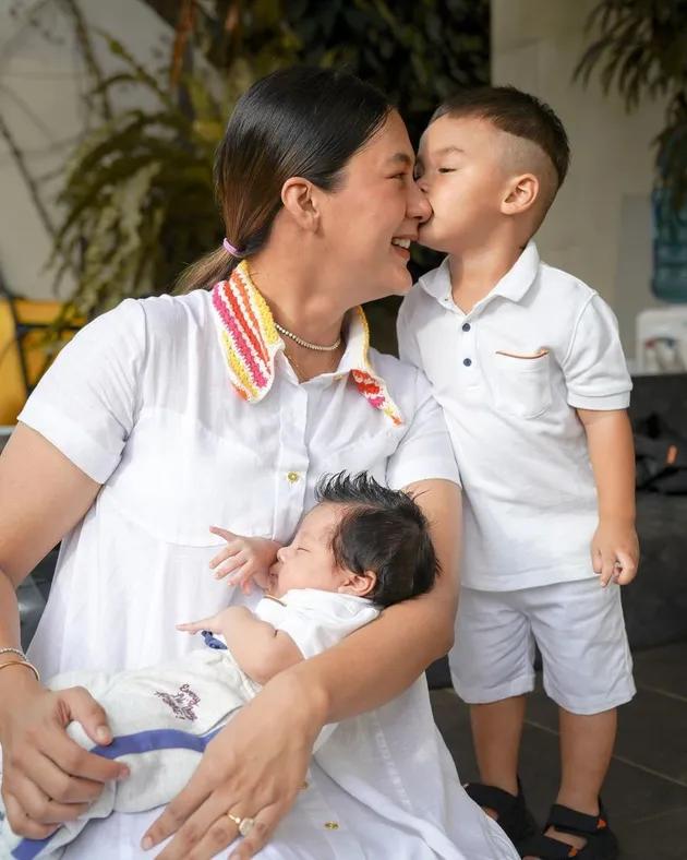 Paula Verhoeven momong anak kenzo kiano