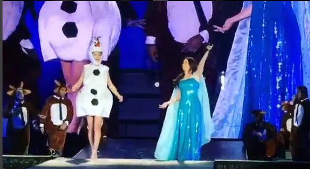Bersama TayTay (panggilan akrab Taylor) dirinya membawakan lagu 'Let It Go' yang sangat hits di berbagai kalangan.