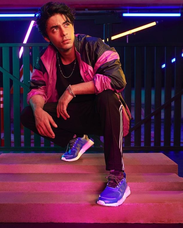 Pemotretan bersama Adidas adalah proyek debut Aryan Khan di dunia model. Nggak tanggung-tanggung, ia langsung digandeng oleh brand ternama kelas dunia.