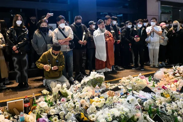 Stasiun Itaewon Dipenuhi Bunga