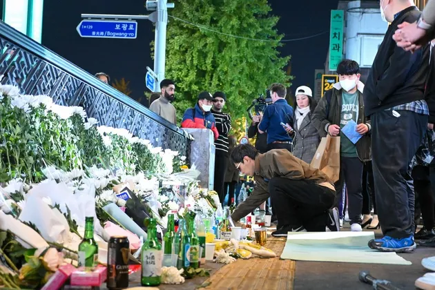 Stasiun Itaewon Dipenuhi Bunga