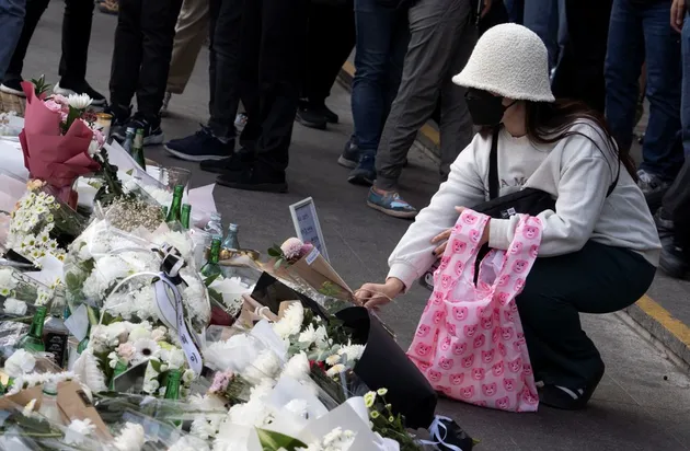 Stasiun Itaewon Dipenuhi Bunga
