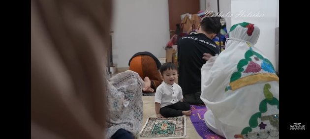 Converted to Islam, 8 Portraits of Nathalie Holscher Teaching Her Only Child to Pray - Flooded with Praise from Netizens