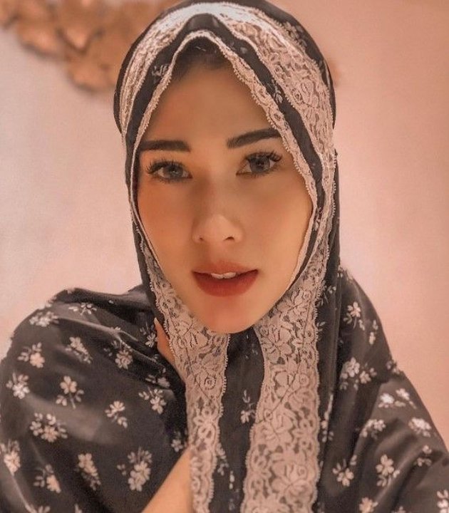 Becoming a Convert Since 2017, Here Are 7 Beautiful Portraits of Stevie Agnecya, Former Wife of Samuel Rizal, When Wearing Hijab