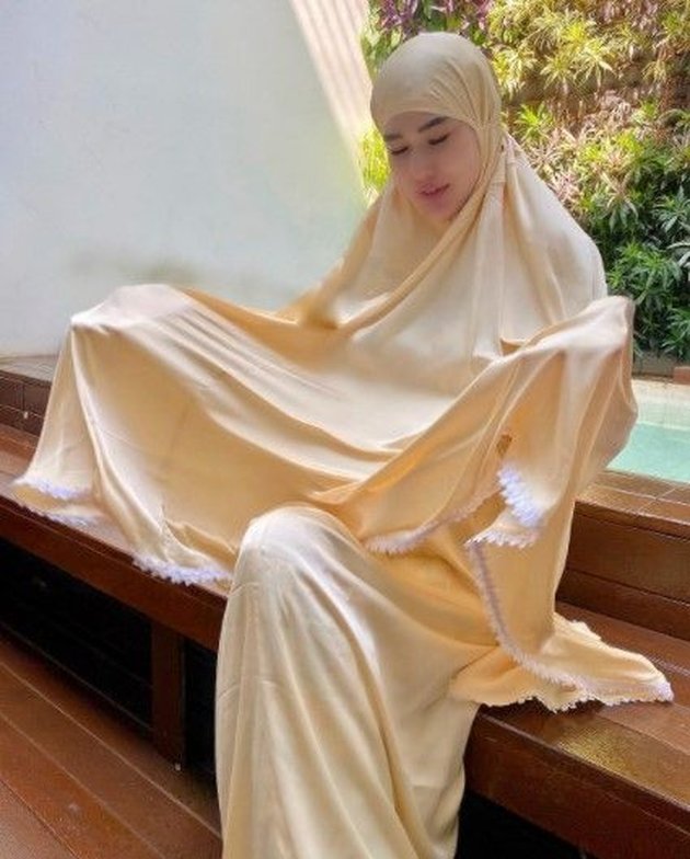 Becoming a Convert Since 2017, Here Are 7 Beautiful Portraits of Stevie Agnecya, Former Wife of Samuel Rizal, When Wearing Hijab