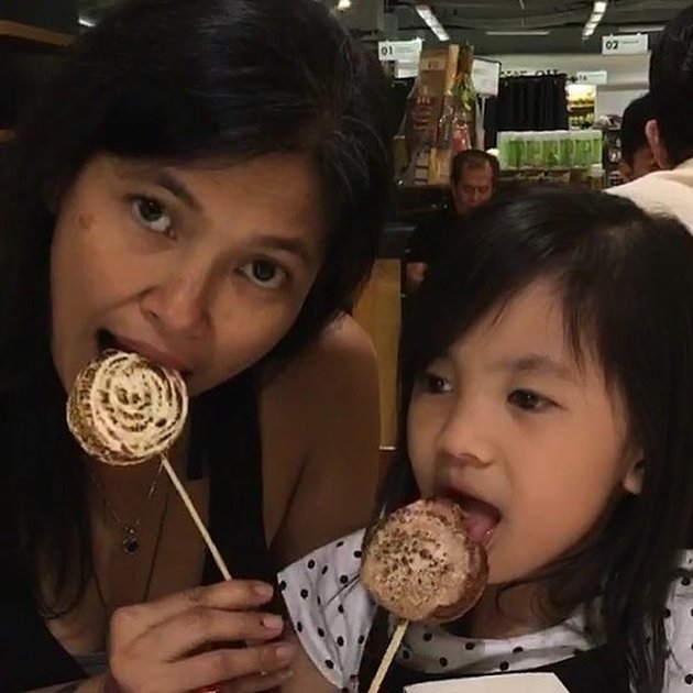 Being a Cool Grandma, Take a Look at Djenar Maesa Ayu's Moments When Babysitting Her Beautiful Granddaughter